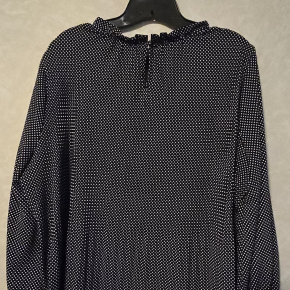 Black and white top. - Picture 2 of 2